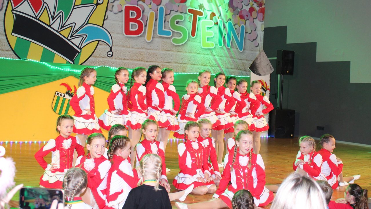 Beste Stimmung und tolle Tänze gibt es Jahr für Jahr in der Freiheit-Bilstein-Halle beim großen Kindergardetreffen. von Teresa Spies