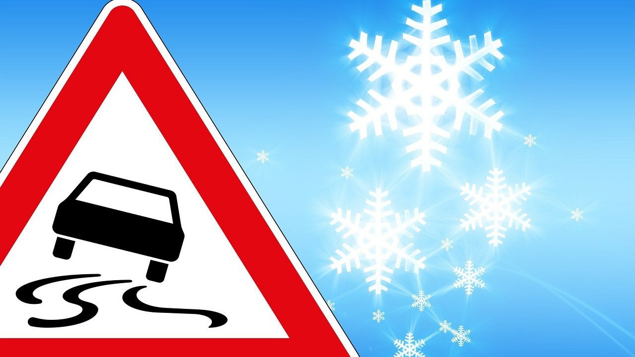 Eisglätte, Glatteis, Schleudergefahr, Spiegeleis