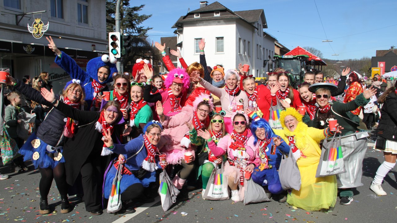 Bei Kaiserwetter zogen im vergangenen Jahr am Veilchendienstag zahlreiche bunt kostümierte Fußgruppen und tolle Motivwagen durch Grevenbrück. von Kerstin Sauer