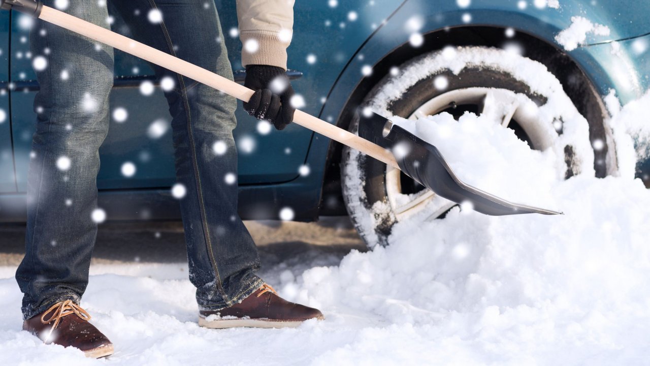 Wenn Schnee, Eis und Sturm Schäden anrichten, stellt sich schnell die Frage: Wer kommt dafür auf? von Verbraucherzentrale NRW