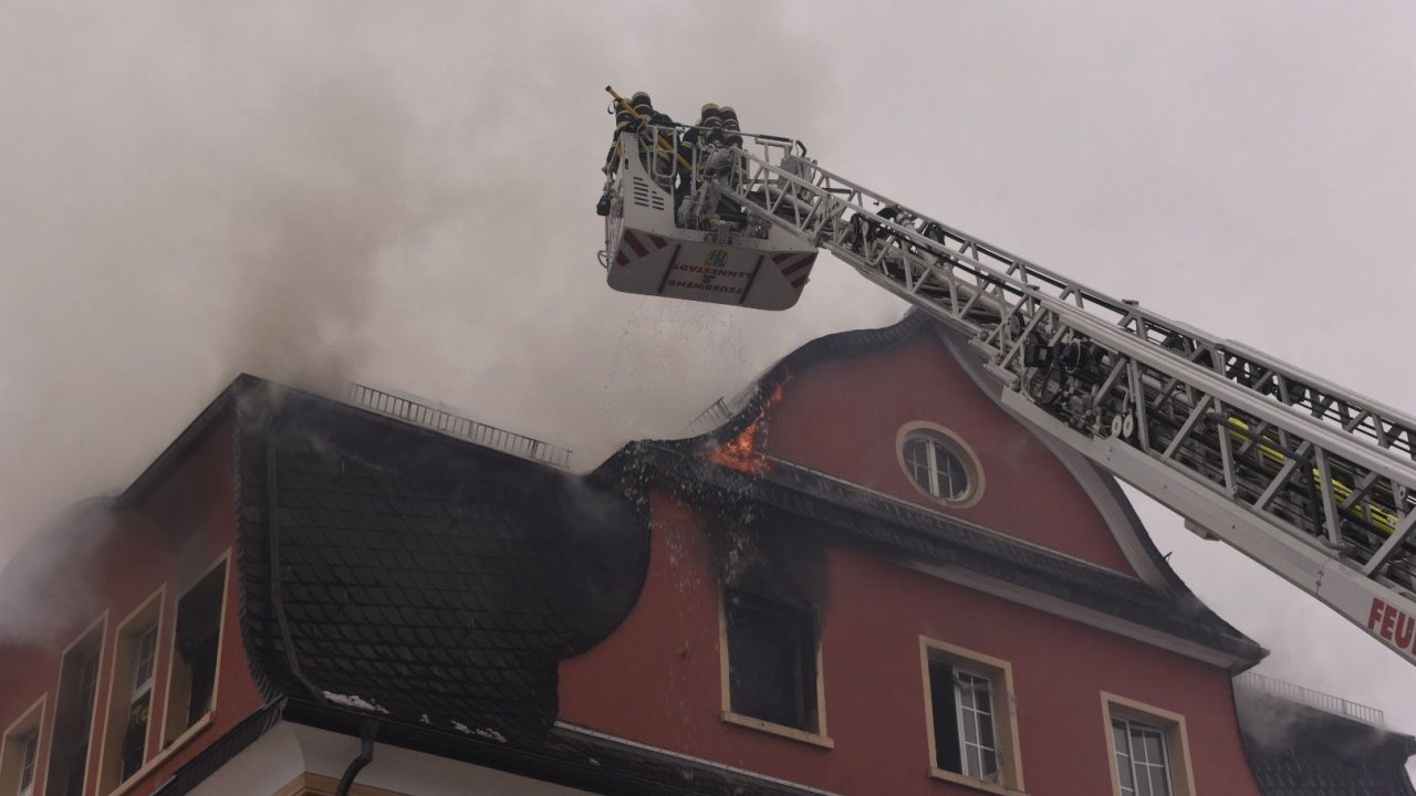 Bei einem Wohnhausbrand in Altenhundem sind zwei Männer ums Leben gekommen. Feuerwehr, Rettungsdienst und Polizei sind mit einem Großaufgebot vor Ort. von Nils Dinkel