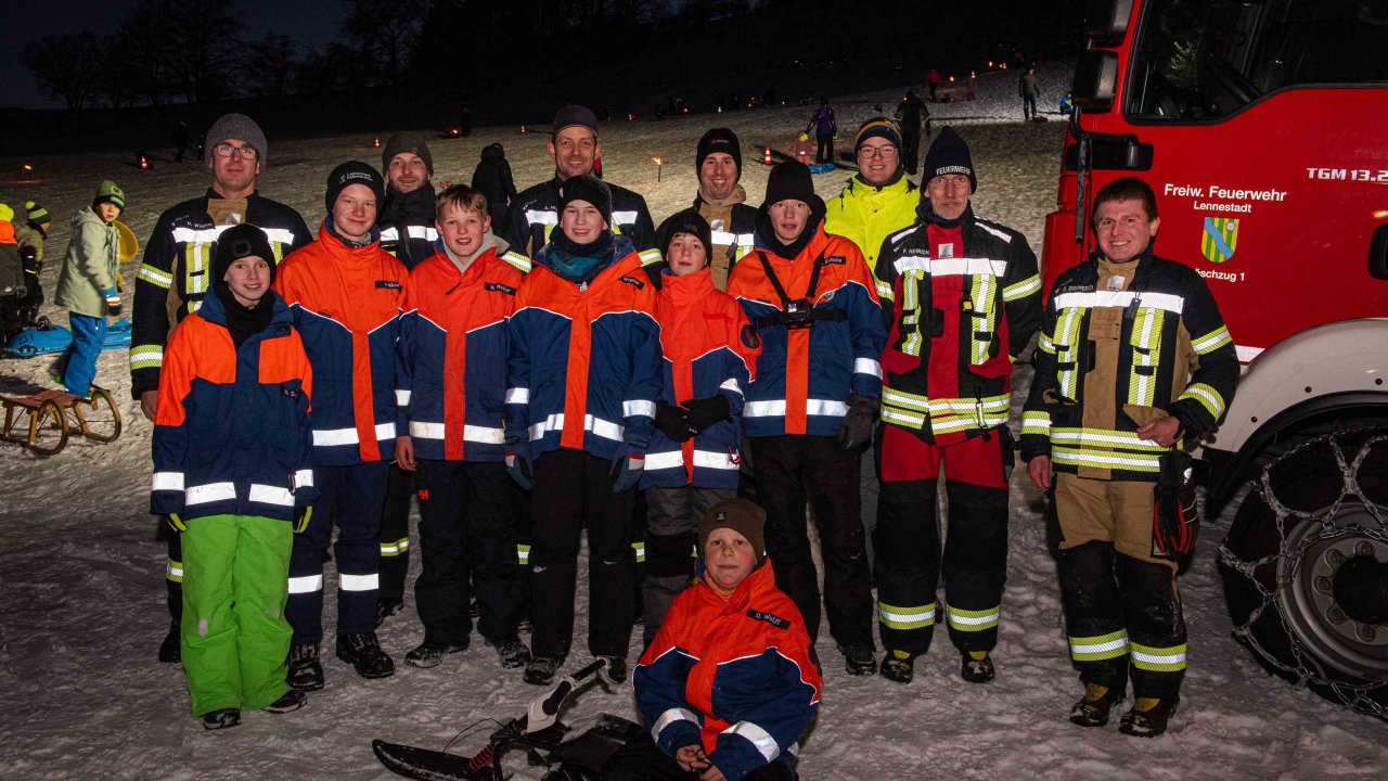 250 Besucher und eine schnelle Rodelpiste: Die Flutlicht-Aktion der Feuerwehr Halberbracht war ein voller Erfolg. von Nils Dinkel