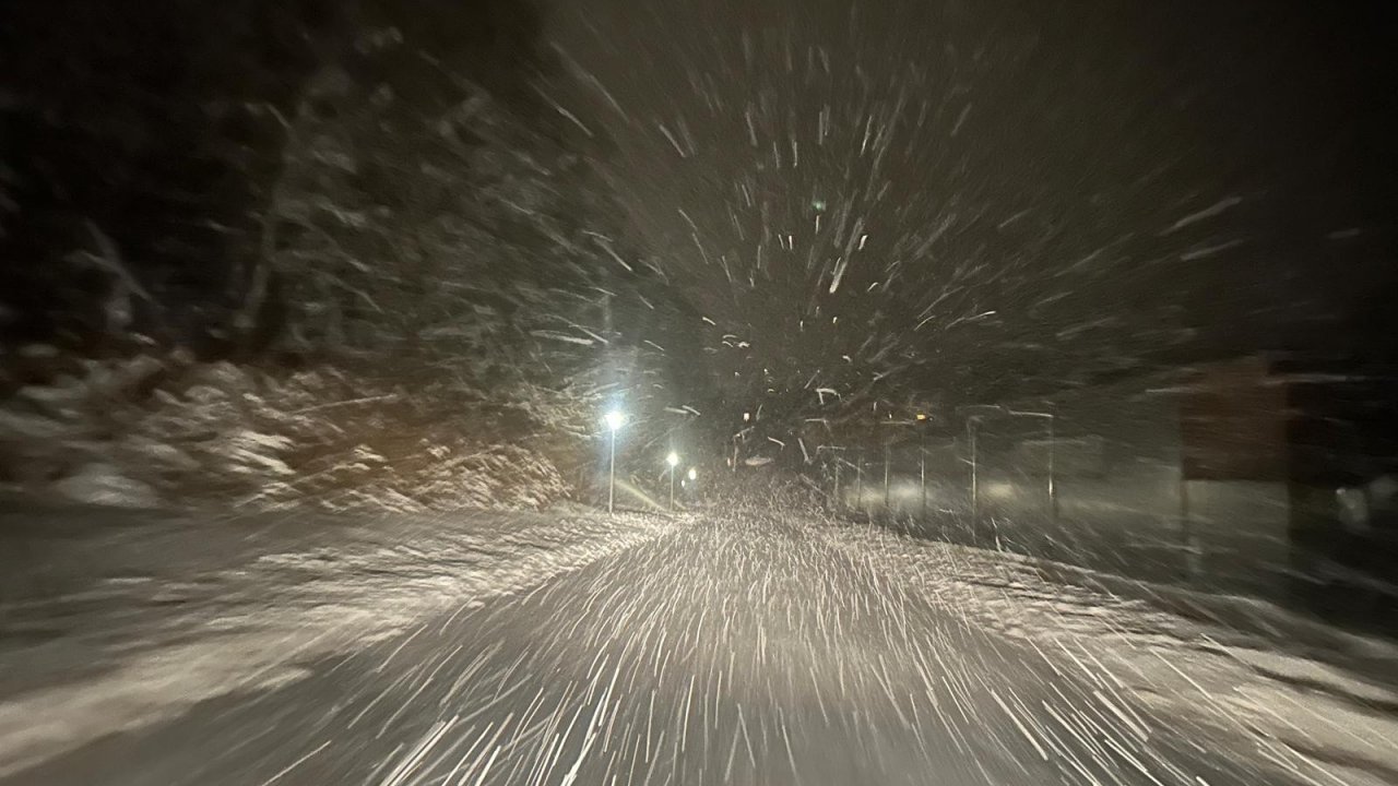 Gefährliche Glätte im Kreis Olpe: Eisregen, Frost und Wind sorgen in der Nacht und am Morgen für rutschige Straßen und Gehwege – Verkehrsteilnehmer sollten besonders vorsichtig sein. von Nils Dinkel