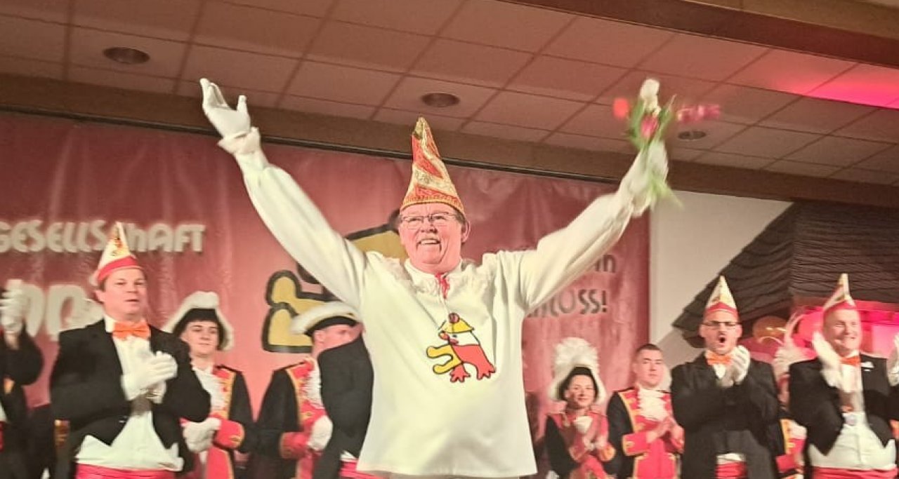 Prinz Eddy I. (Edwin Belt) schwingt das närrische Plastikhuhn bei der KG „isch kanns“. von privat