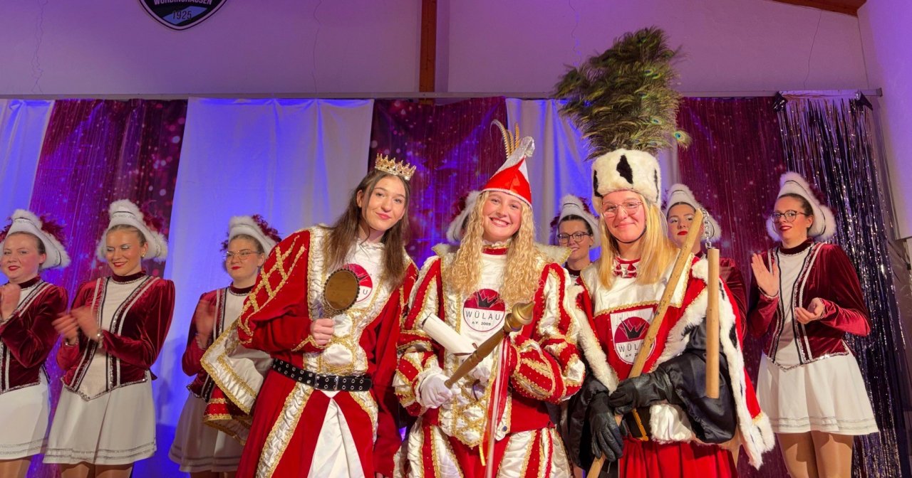 Groß war der Jubel in Würdinghausen, als beim Großkarneval am Sonntag, 15. Februar, das neue Dreigestirn einmarschierte: Prinzessin Mia (Weyand, Mitte), Bäuerin Kira (Neuhaus, rechts) und Jungfrau Jana (Fürth, links). von Teresa Spies