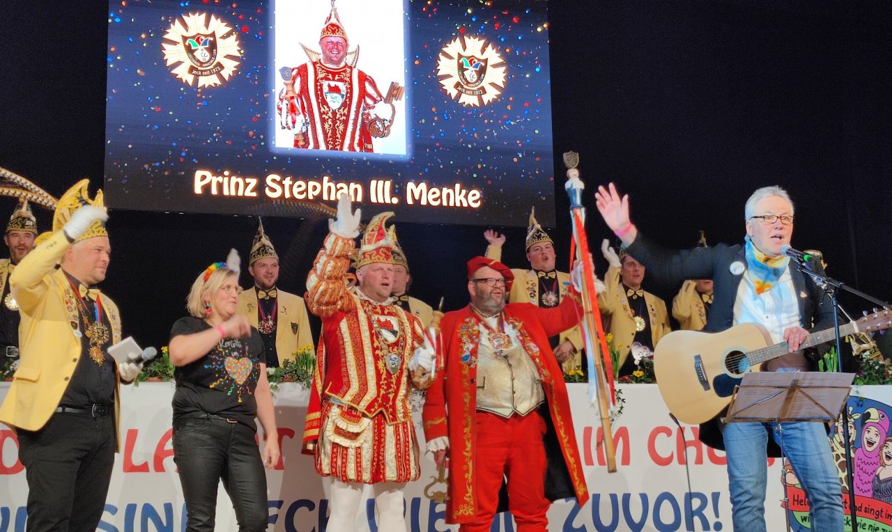 Mit Gitarrenbegleitung wurde der neue Prinz des HCC auf der Bühne offiziell willkommen geheißen und vorgestellt: Stephan III. (Menke) ist der neue Karnevalsprinz in Helden. von Marita Sapp