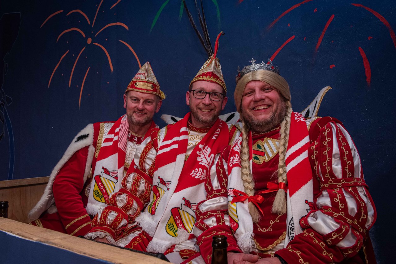 Bei der Prunksitzung in Ostentrop ist Rosenmontag, 16. Februar, ein neues Dreigestirn proklamiert worden. von Nils Dinkel