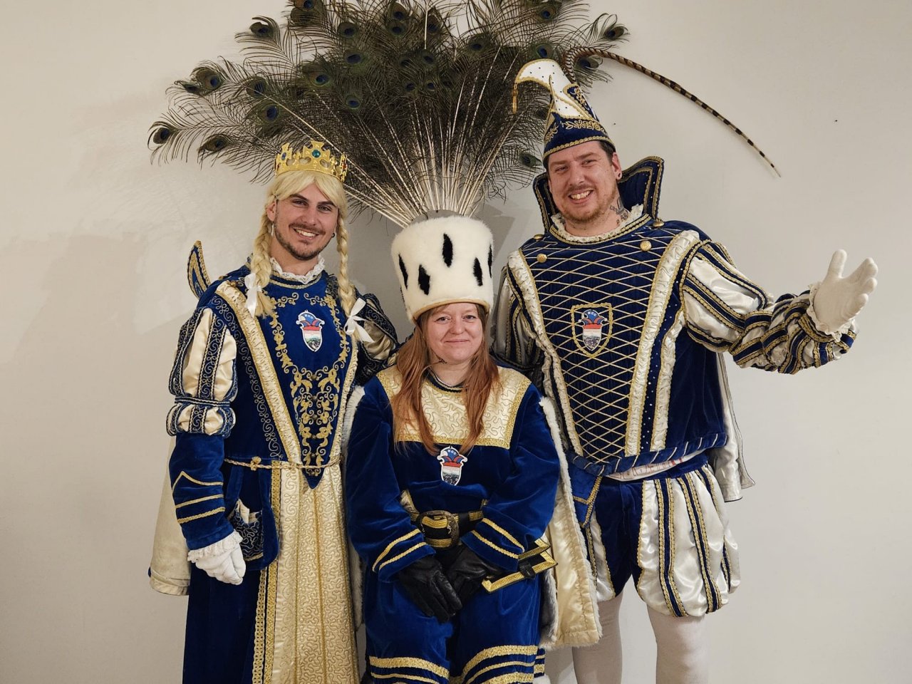 Das Halberbrachter Dreigestirn (v.l.): Jungfrau Lady van Grevenstein (Luca Weiße), Bauer Tina (Tina Reuter) und Prinz Dominik I. (Dominik Reuter). von Nicole Voss