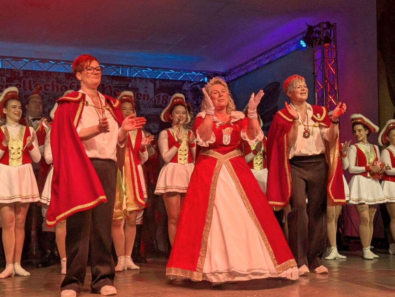 Mit Prinzessin Silke I. Berghoff schwingt erstmals eine Frau das Narrenzepter bei der KG Meggen. Anstatt Bauer und Jungfrau wird sie von einem Prinzessinnen-Komitee – Tina Tönnesmann und Sandra Düsing – begleitet. von David Dommes