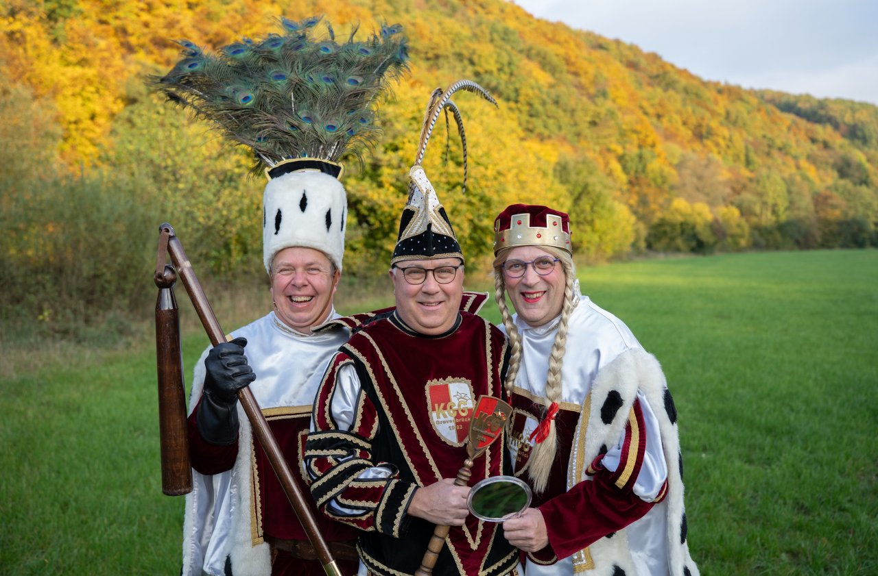 Prinz Christian I. (Allebrodt), Bauer Andreas (Allebrodt) und Jungfrau Martina alias Martin Allebrodt sind das neue Grevenbrücker Dreigestirn. von KC Grevenbrück