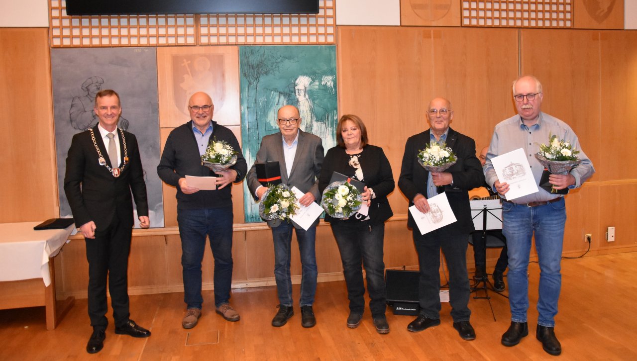 Für besonders langjährige Tätigkeit erhielten (v. l.) Robert Dornseifer, Heinz Zimmermann, Astrid König-Ostermann, Ulrich Heinrich und Wolfgang Solbach den silbernen Ehrenbecher und dürfen sich zukünftig Ehrenratsfrau bzw. Ehrenratsherr nennen. von Gemeinde Wenden
