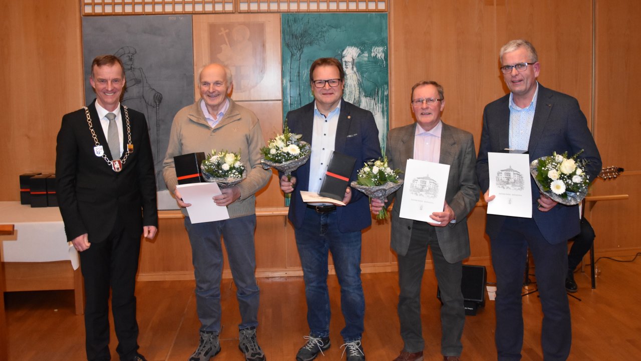 Den silbernen Ehrenbecher erhielten (v. l.) Werner Kotula, Detlef Breidebach, Siegbert Henkel und Dietmar Häner. von Gemeinde Wenden