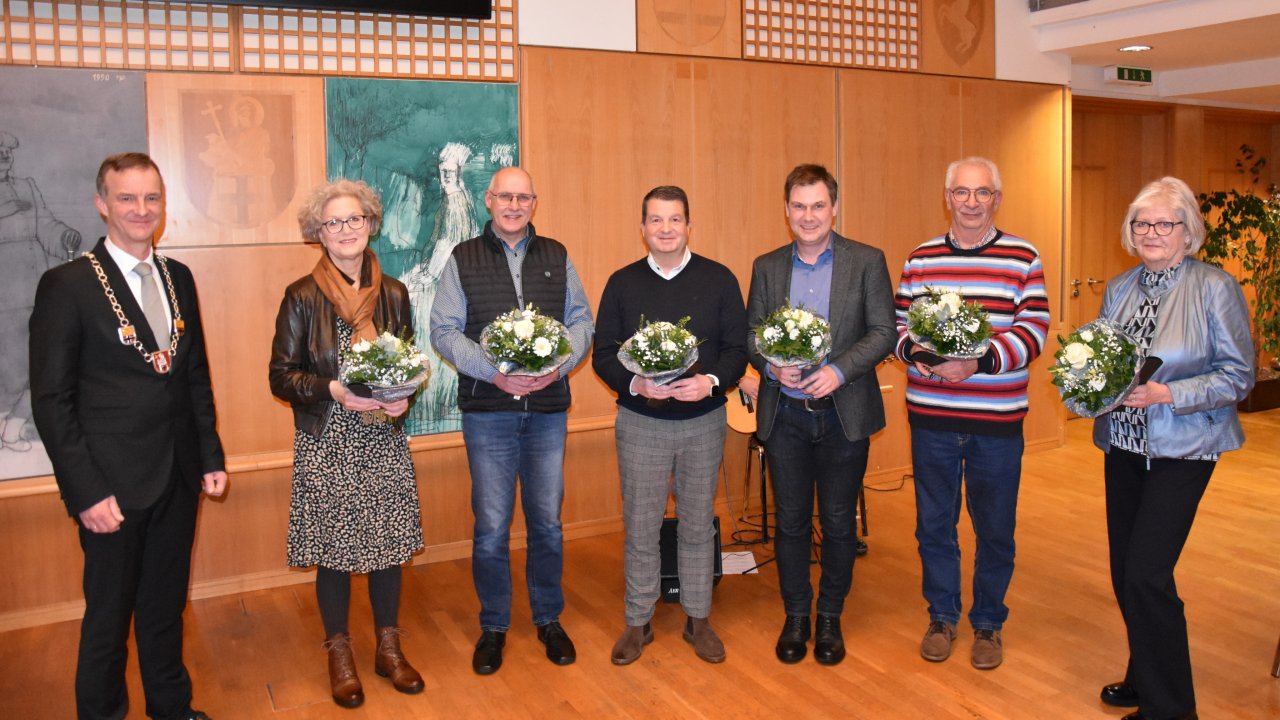 Bürgermeister Bernd Clemens verabschiedete (v. l.) Jutta Hecken-Defeld, Michael Bieker, Thorsten Hess, Sebastian Hüpper, Bernhard Schuhmacher und Hiltrud Ochel. Es fehlen Gudrun Scherer und Frank Holterhof. von Bernd Clemens