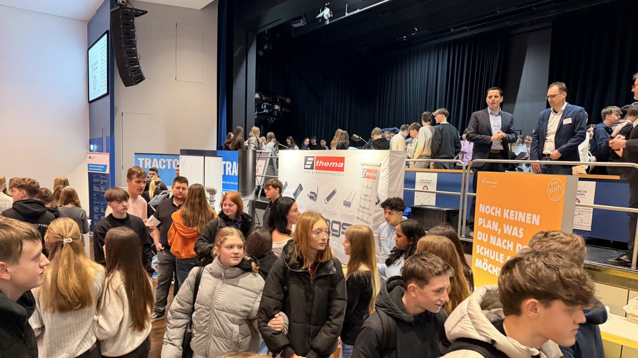 Die Berufsmesse Attendorn hat heute viele Schüler angelockt und ist am Nachmittag noch für alle Interessierten geöffnet. von Florian Ahlers