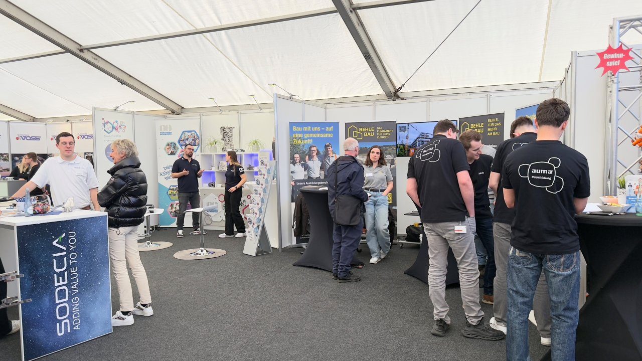 Auf der Ausbildungsmesse in der Stadthalle Olpe stellen zahlreiche Unternehmen ihre Berufe vor. von Claudia Wichtmann