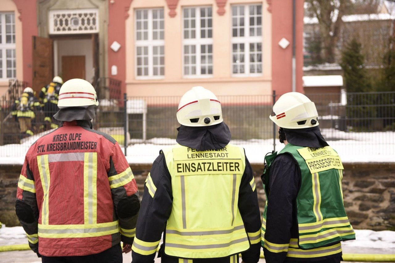 Christopher Hendrichs (r.) stand nicht nur während des Einsatzes Rede und Antwort, sondern auch danach. von Nils Dinkel