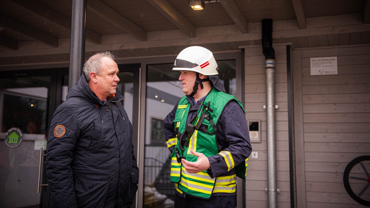 Feuerwehr-Pressesprecher Christopher Hendrichs (r.) sprach nach dem Brand in Altenhundem, bei dem zwei Menschen ums Leben kamen, über die psychische Belastung für die Feuerwehr. von Nils Dinkel