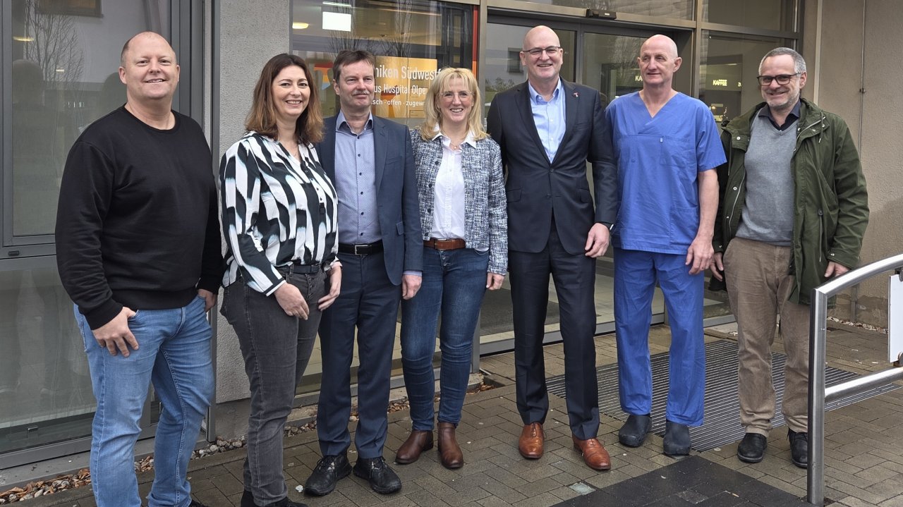 Das Leitungsteam der GFO Kliniken Südwestfalen um Geschäftsführer Dr. Gereon Blum (3.v.r.) und dem Ärztlichen Direktor Dr. Frank van Buuren (2.v.r.) zog Bilanz und blickte voraus. von Wolfgang Schneider