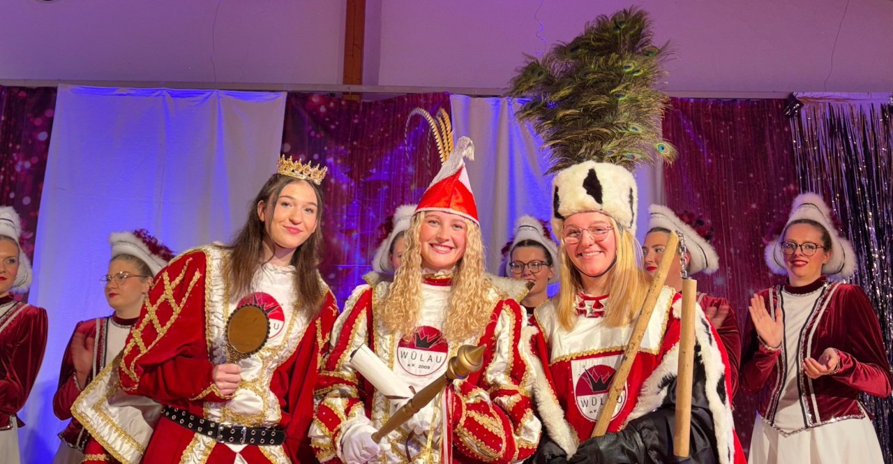 Groß war der Jubel in Würdinghausen, als beim Großkarneval am Sonntag, 15. Februar, das neue Dreigestirn einmarschierte: Prinzessin Mia (Weyand, Mitte), Bäuerin Kira (Neuhaus, rechts) und Jungfrau Jana (Fürth, links). Vor allem freuten sich die Mädels der Hundem-Garde (Hintergrund), zu denen die Drei gehören. von Teresa Spies