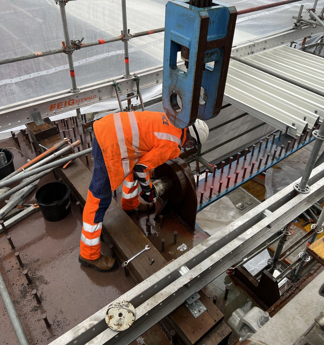 Mit einer hydraulischen Hubvorrichtung werden beide Brückenteile auf ein Niveau gebracht, um dann fest verbunden zu werden. von Autobahn Westfalen/Susanne Schlenga