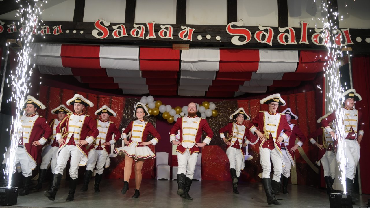 Die Saalhauser Karnevalisten stehen in den Startlöchern: In der Lennestädter Karnevalshochburg geht es bald wieder Schlag auf Schlag los mit den Veranstaltungen, Sitzungen und Umzügen - Saalau! von privat