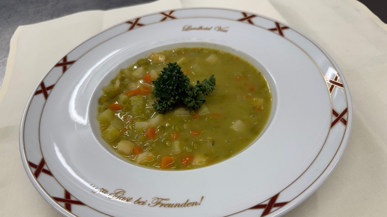 Das beste an kalten Wintertagen: ein heißer Erbsen-Eintopf. Wie ihr den zubereitet, zeigt euch heute Philipp Voss vom Landhotel Voss in Saalhausen. von Landhotel Voss