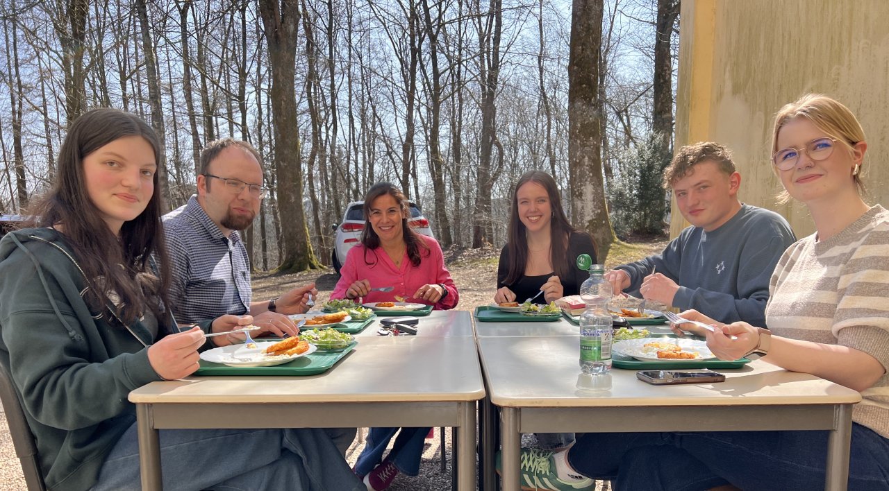 Bei gutem Wetter können Schüler und Lehrer auch draußen essen. von Gymnnasium Maria Königin