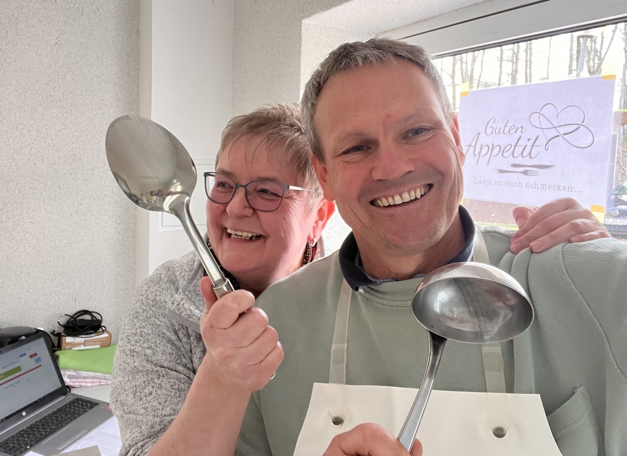 In der Anfangszeit  haben die beiden Schulleiter, hier Christoph Tebrügge, gemeinsam mit Sekretärin Rita Führt die Organisation des Essens selbst in die Hand genommen. von Gymnasium Maria Königin