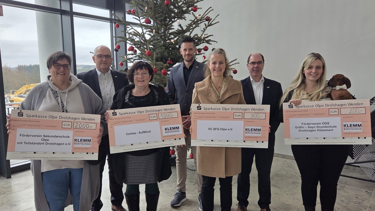 Die Geschäftsführer Georg Stahl, Manuel Ochibowski und Roy Rathner (hinten v. l.) überreichten die symbolischen Schecks an Martina Suchsland, Gabi Grosche, Natascha Kempf-Dornseifer und Christin Schulte (vorne v.l.). von Wolfgang Schneider