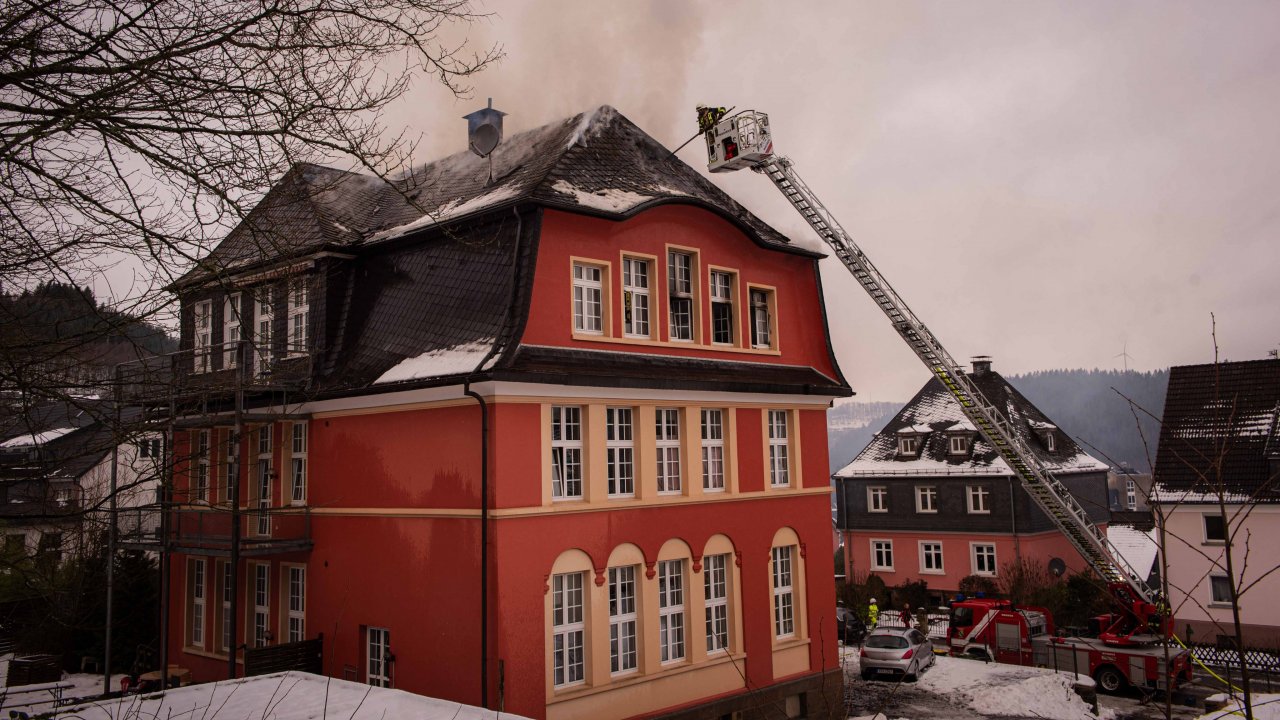 Bei einem Wohnhausbrand in Altenhundem starben am Freitag, 9. Januar, zwei Menschen. von Nils Dinkel