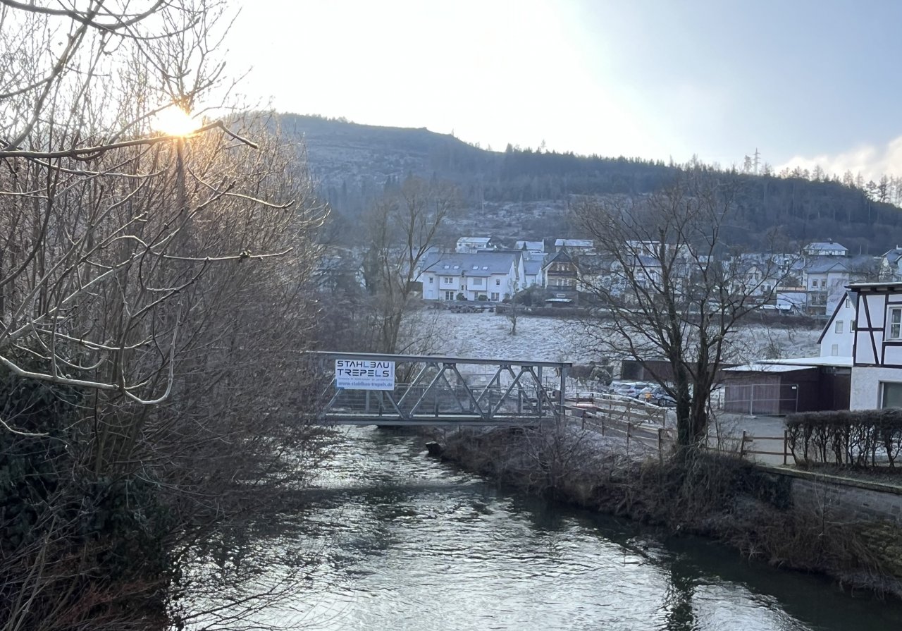 Die Ersatz-Fußgängerbrücke ist derzeit noch gesperrt: Die Beleuchtung fehlt. von Marei Sauer