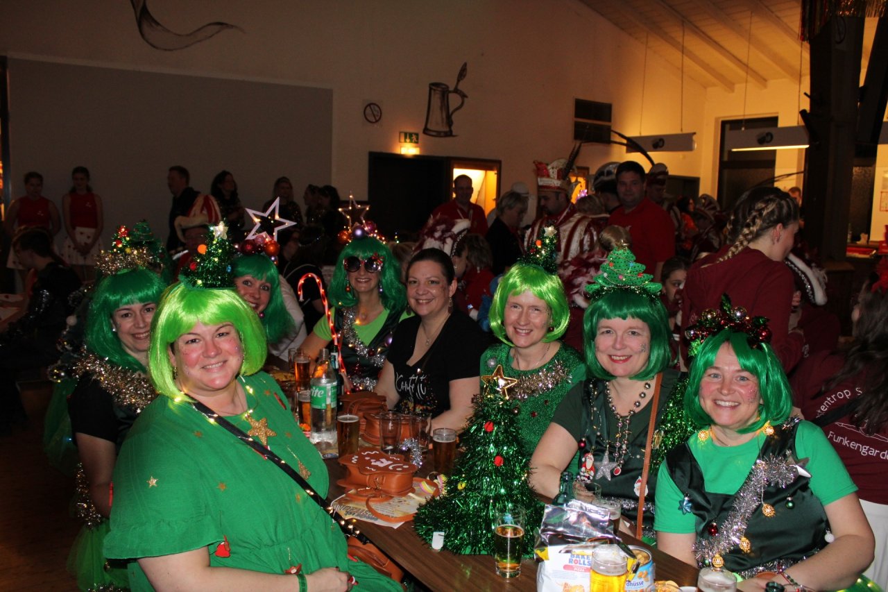 Bunte Kostüme soweit das Auge reicht. von Archivfoto: Louis D'Aquino