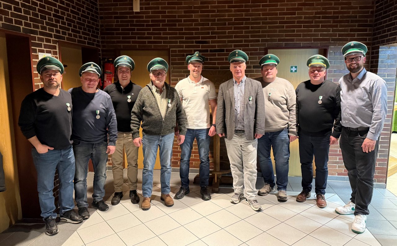 Die Jubilare (v.l.) Robin Urbais, Guido Clemens, Daniel Beckmann, Klaus Keseberg, Christian Stock, Peter Niklas, Thomas Sieler, Klaus Reichling und der Vorsitzende Stefan Clemens. von privat