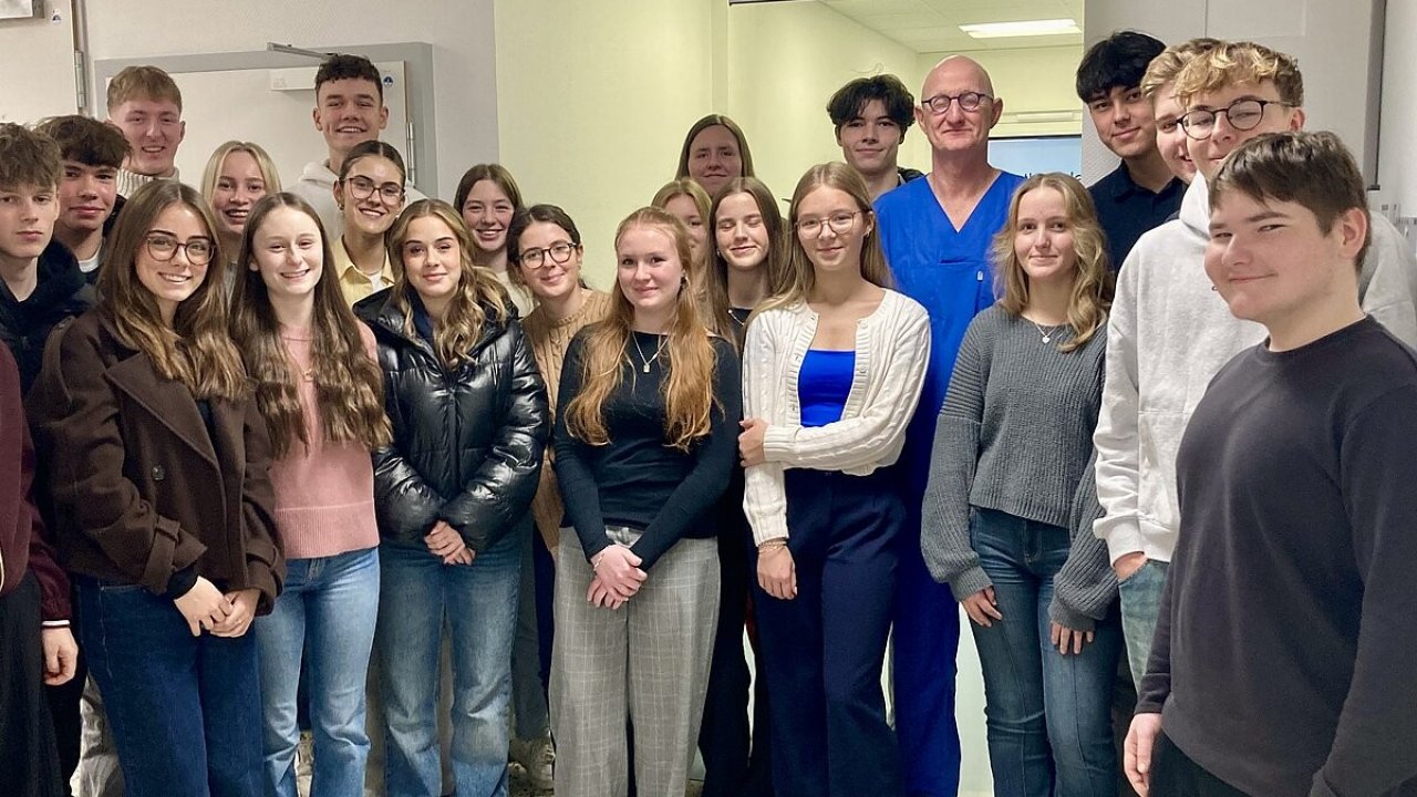 22 Schülerinnen und Schüler, ein Chefarzt und jede Menge neue Eindrücke: Der Projektkurs Biologie zu Gast in der Kardiologie des St. Martinus-Hospitals. von privat