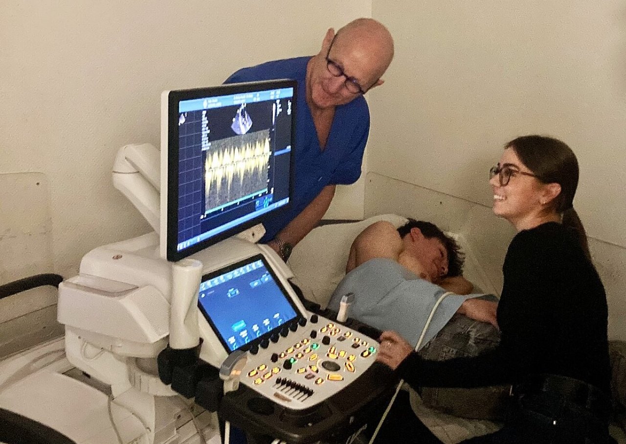 Einmal selbst Ärztin sein: Beim Besuch der Kardiologie durften die Schülerinnen und Schüler unter Anleitung von Chefarzt Dr. Frank van Buuren das Herz ihrer Mitschüler per Ultraschall sichtbar machen. von privat