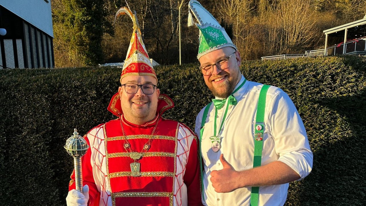 Prinz Dominik I. (Voß) - hier mit Präsident Yannic Schmidt - regiert von nun an das Oberelsper Narrenvolk. von privat
