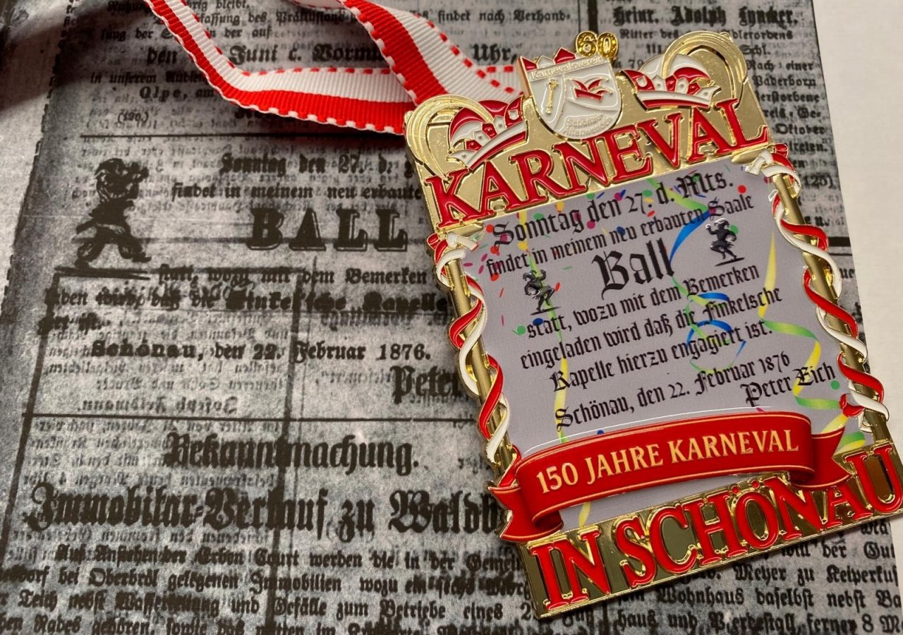 Der aktuelle Sessionsorden zeigt die alte Zeitungsanzeige aus dem Jahr 1876. von Lorena Klein