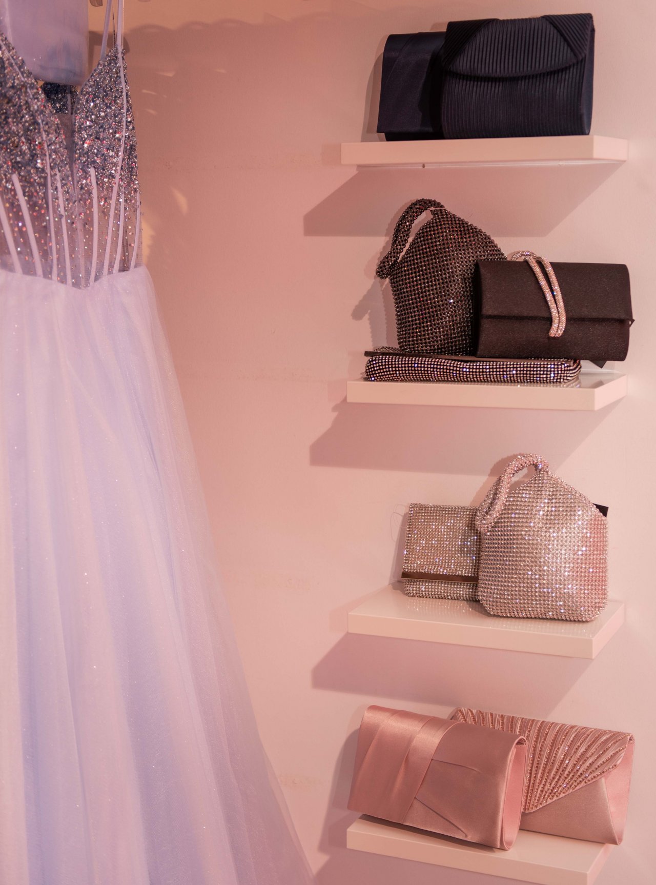 LokalPlus und Mode Fischer starten wieder ihre beliebte Abiball-Aktion. Eindrücke aus der Festabteilung des Modehauses in Elspe. von Lorena Klein