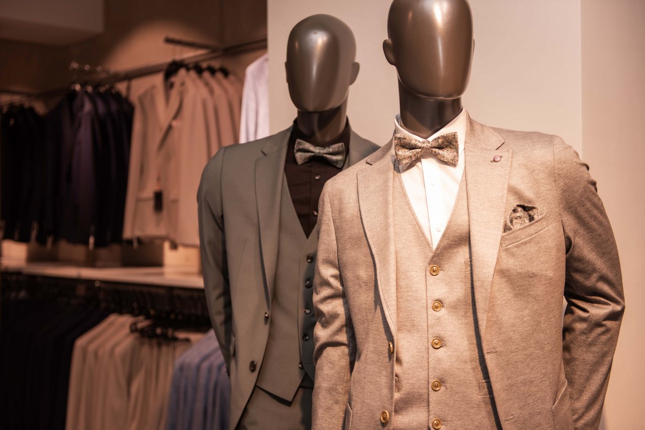 LokalPlus und Mode Fischer starten wieder ihre beliebte Abiball-Aktion. Eindrücke aus der Festabteilung des Modehauses in Elspe. von Lorena Klein