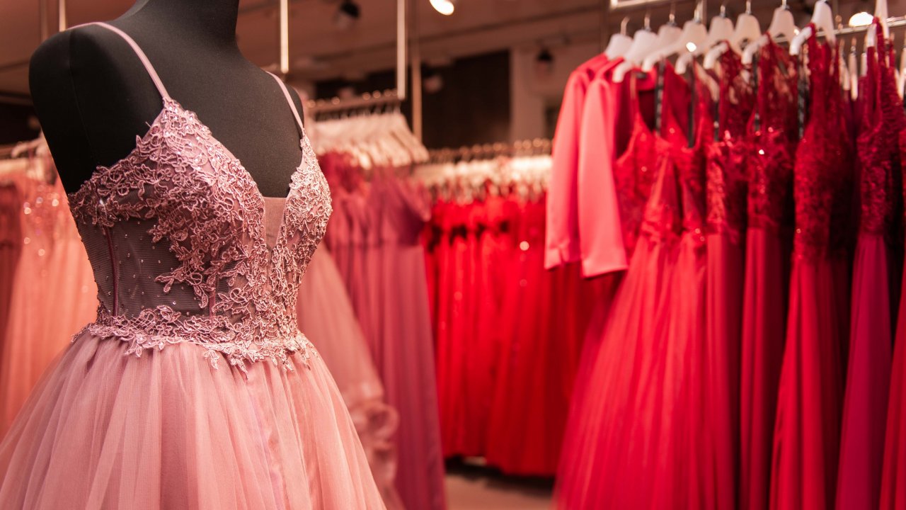 LokalPlus und Mode Fischer starten wieder ihre beliebte Abiball-Aktion. Eindrücke aus der Festabteilung des Modehauses in Elspe. von Lorena Klein