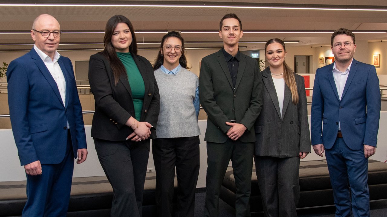 Der Vorstandsvorsitzende Wilhelm Rücker gratulierte Yliane Sartor, Laura Frau, Amil Ibrovic und Ajla Bilalic zur bestandenen IHK-Abschlussprüfung im Beisein von Carsten Wudtke (v. l. n. r.), dem neuen Leiter Personal der Sparkasse Olpe-Drolshagen-Wenden. von Sparkasse ODW