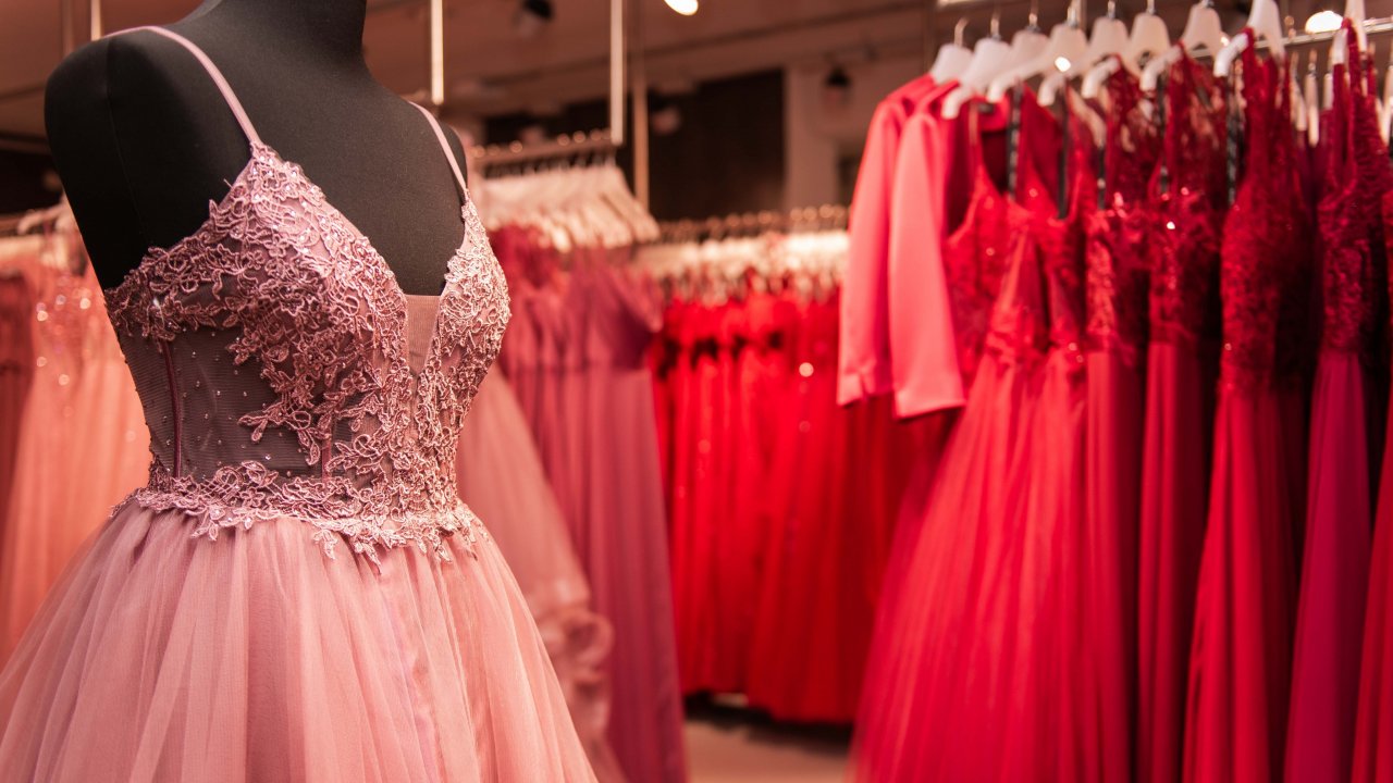 LokalPlus und Mode Fischer starten wieder ihre beliebte Abiball-Aktion. Eindrücke aus der Festabteilung des Modehauses in Elspe. von Lorena Klein