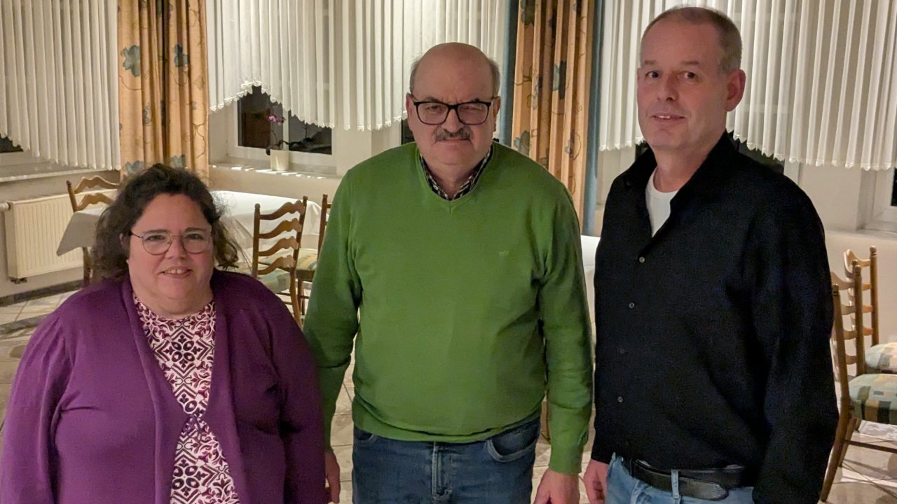 Versammlung bei „Via Nova Würdinghausen“: (v.l.) Ulla Baumeister (2. Vorsitzende), Jubilar Thomas Brüggemann und Jürgen Srenk (1. Vorsitzender). von privat