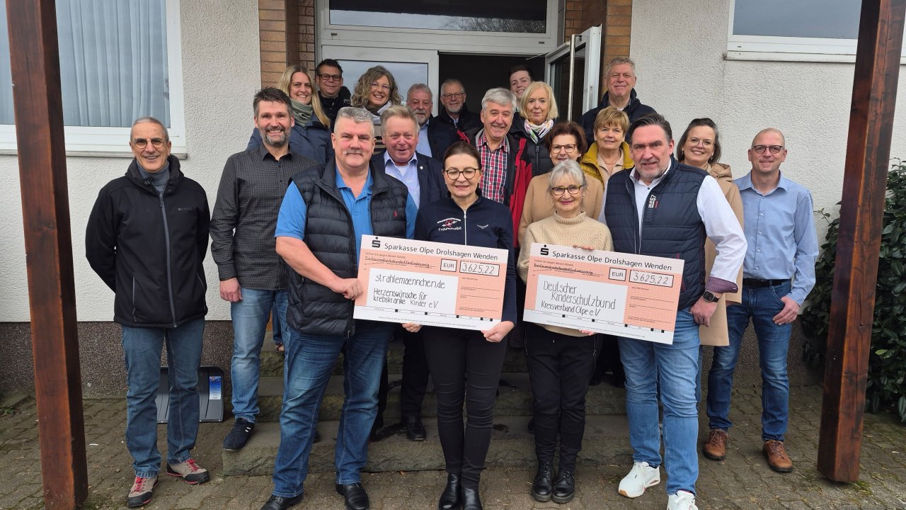 Spendenübergabe in Thieringhausen: Der Weihnachtsmarkt-Erlös hat alle Erwartungen übertroffen. von Rebecca Klein