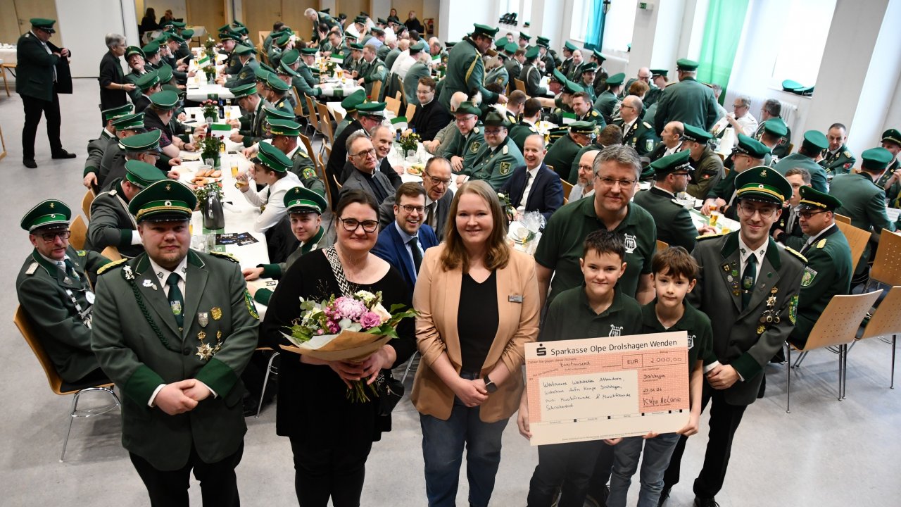 Spendenübergabe beim Sebastianustag (v.l.): Patrick Bruder (Schützenverein Drolshagen), Melanie Kuhn, Julia Berg (Caritas), Rüdiger, Aaron und Adrian Lütticke (Musikfreunde Schreibershof und Kevin Müller (Schützenverein Drolshagen). von Nicole Voss