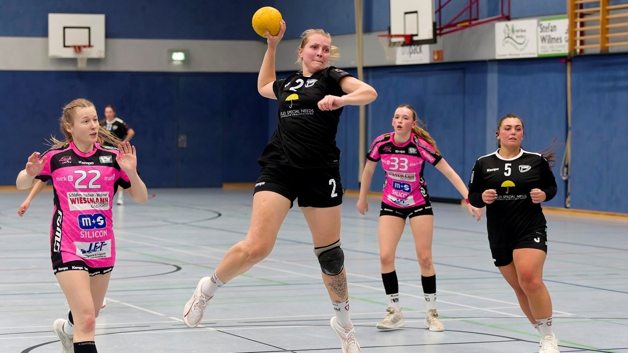 Anika Ickler (M.) und Alina Rappensteiner (r.) waren Drolshagens beste Werferinnen. von Matthias Reinhardt Fotografie