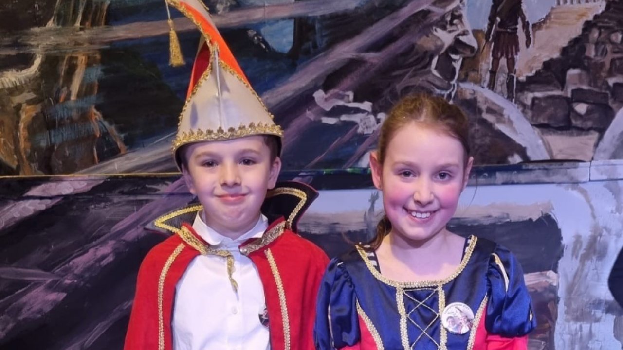 Die Nachfolger des Kinderprinzenpaares Paul Wilmesmeier und Hannah Dinkel werden beim Kinderkarneval proklamiert. von privat