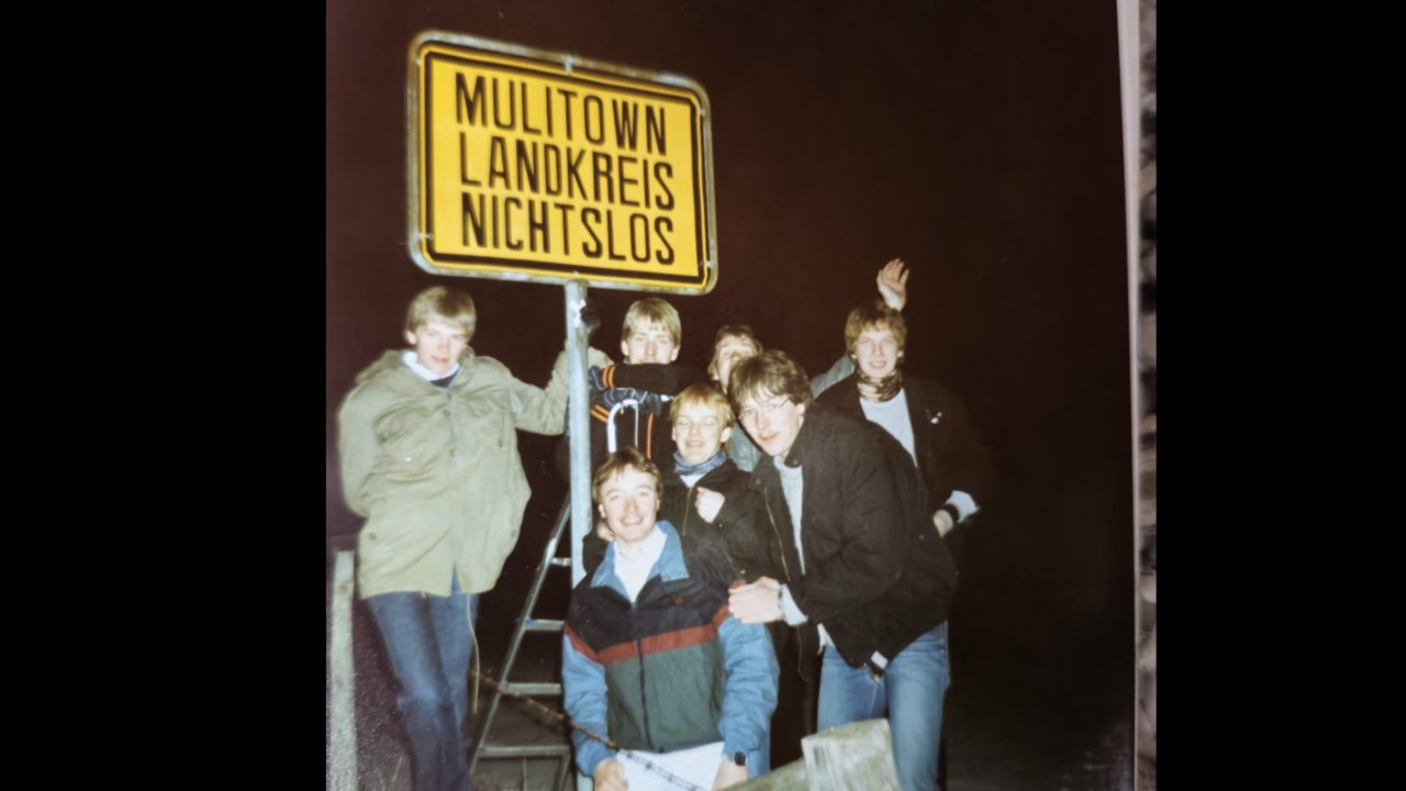 Es ist eine Nacht- und Nebelaktion, mit der eine jahrelange Fehde zweier Nachbarorte ihren Höhepunkt erreicht: Eine Gruppe Jugendlicher aus Helden ersetzt in der Nacht vom 27. auf den 28. Februar 1986 das fehlende Ortsschild in Dünschede. von Meinolf Besting