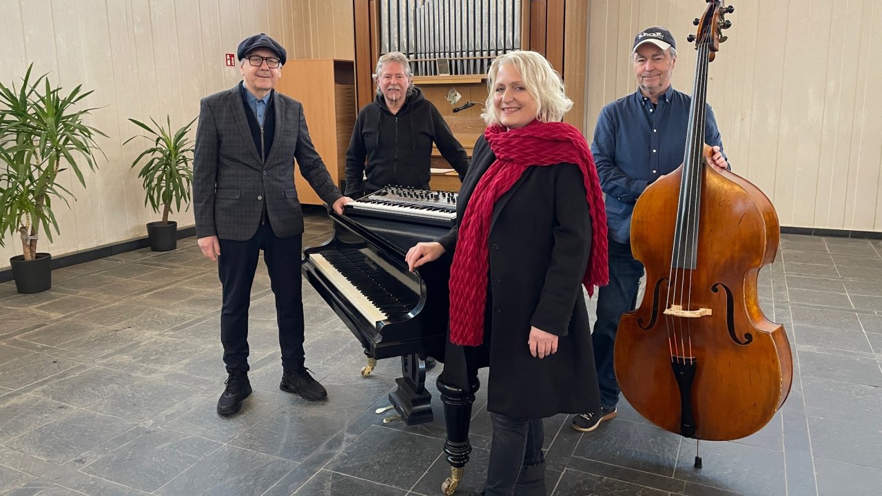 Das Planungsteam testet die besondere Akustik der Silberger Kirche für „Magische Musik Momente“ (v.l.): Bernward Koch, Uwe Streletz, Ulrike und Reinhard Wesely. von MuT Sauerland