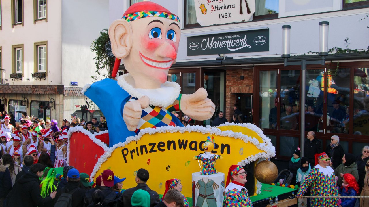 Impressionen vom Veilchendienstagszug in Attendorn. von Lorena Klein